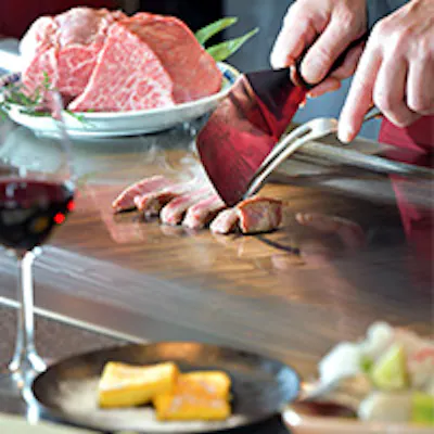 コース料理でダイナミックかつ繊細な技を目の前でご堪能