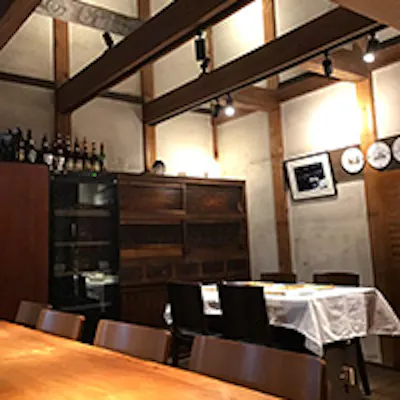 蔵を改装した歴史のある店内