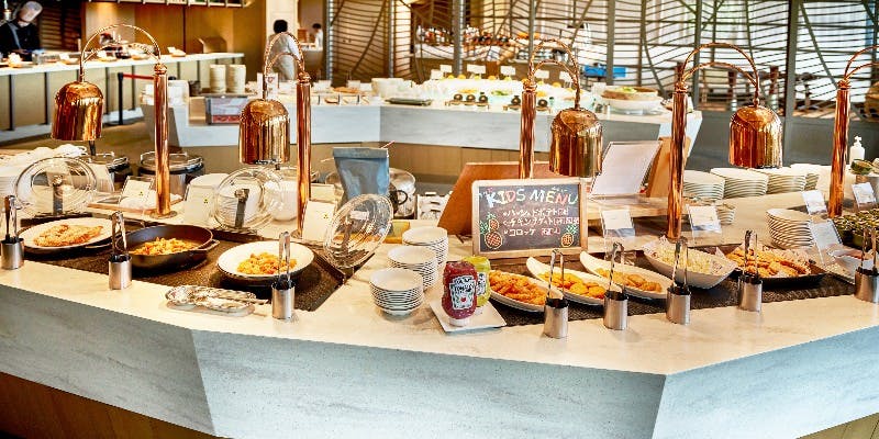 カウンターに並べられたさまざまな種類の料理