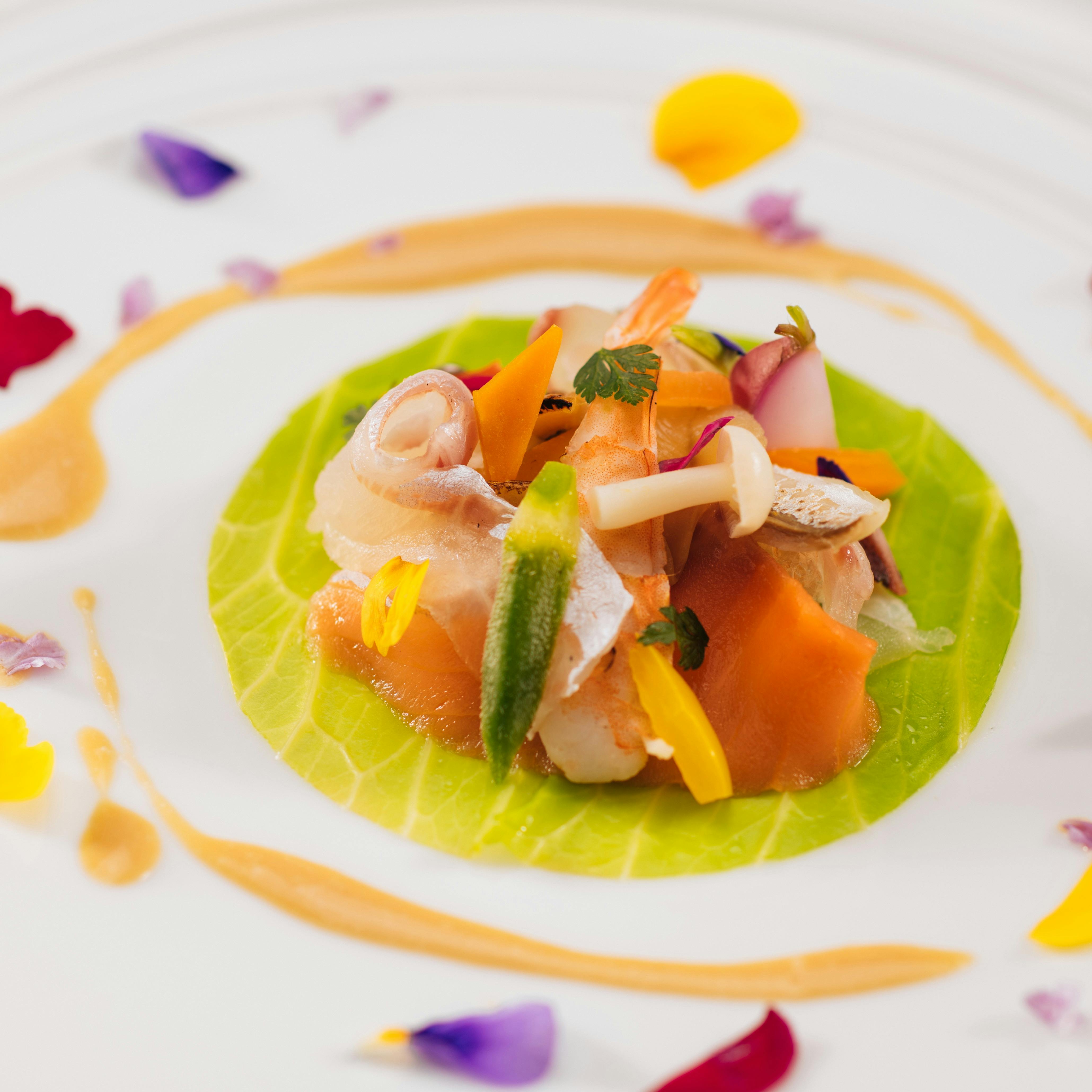 旬の新鮮な魚介をメインに本格的なフルコースからアラカルトまで