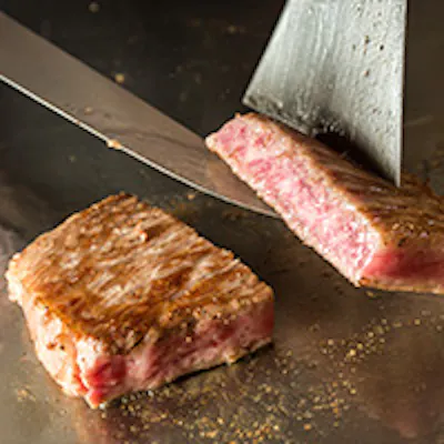 目の前で焼き上げる本格鉄板料理