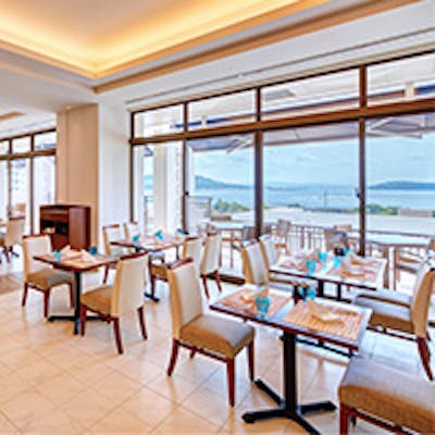 美ら海を眺めながら、落ち着いた店内でゆったりとした時の流れを感じる