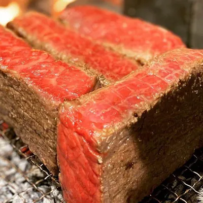 繊細な火入れ加減に薪火の香りが香ばしい料理