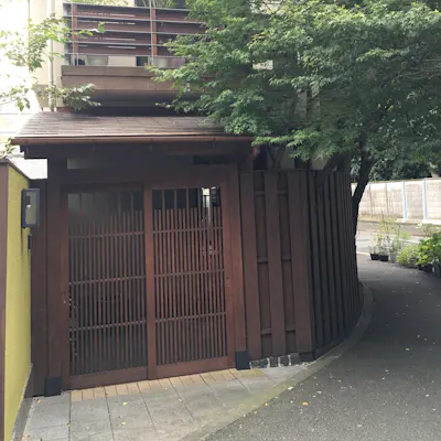ひっそりと佇む、隠れ家のようなお店