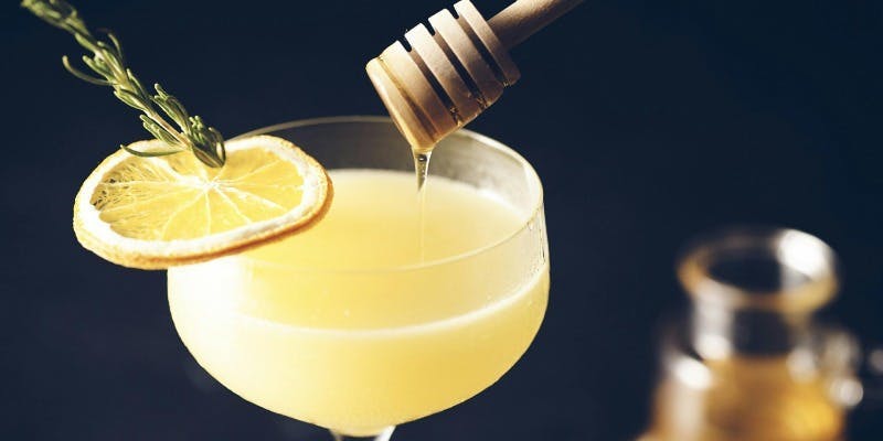 リュトモスシグネチャーカクテル「メリッサ」1杯＋選べるカクテル1杯（計2杯）