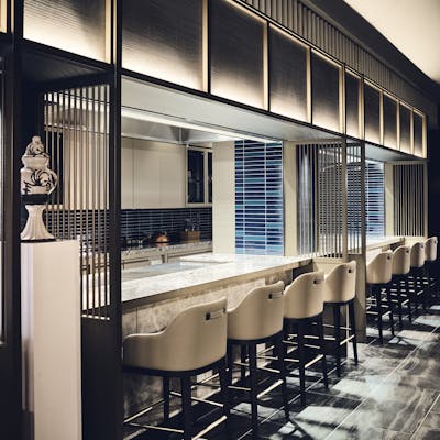 ホテルロビー中央に位置する開放的な空間 12名様まで利用できる個室も