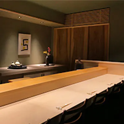 暖簾もない隠れたお店の中には上質な空間