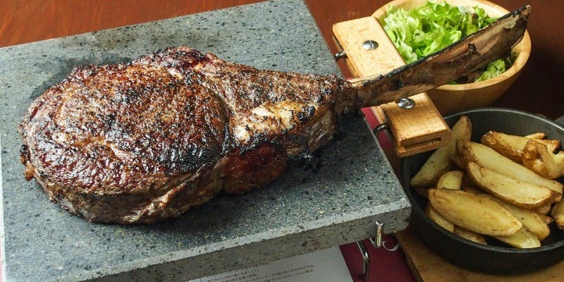 【トマホーク】豪快な骨付きステーキなど肉好きに贈る全8品＋2.5時間プレミアム飲み放題