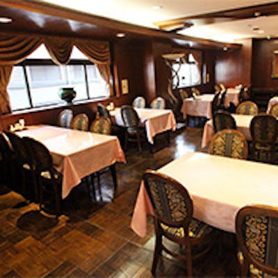 伝統的な豪華さと気品を兼ね備えた空間