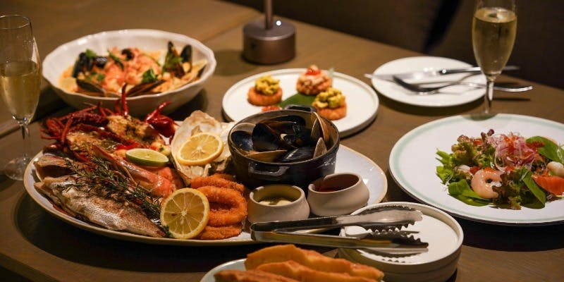 【シーフードプラッターシェアプラン】絶品シーフードラクサ＋乾杯スパークリングワイン