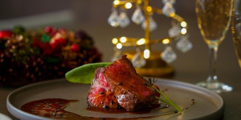 【Xmas2025】クリスマスを彩る 肉魚Wメインなど贅沢フルコース＋乾杯酒（メインフロア席｜12/20～23限定）