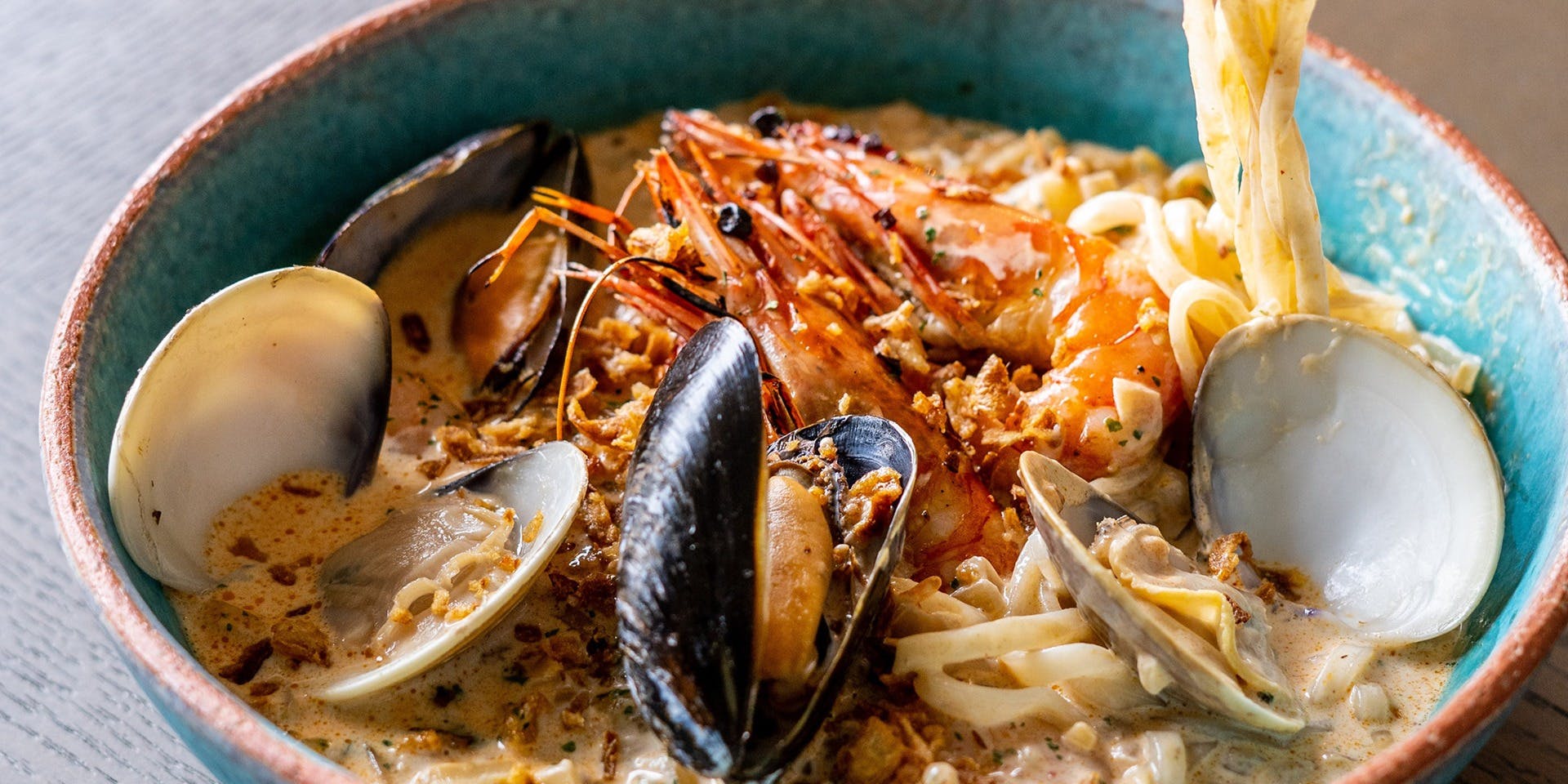 COLONIAL BEACH 横浜ハンマーヘッド