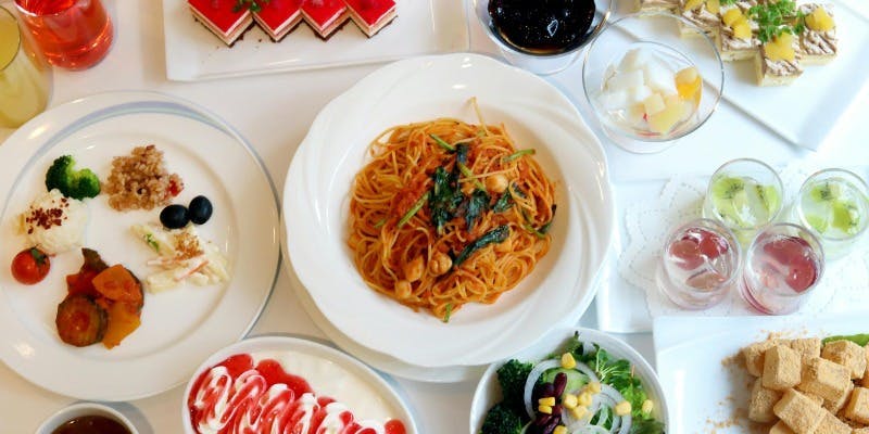 選べるメイン＆サラダ・スープ・プチデザートビュッフェ＆ドリンクバー付き＋ワイン飲み放題（土日祝）