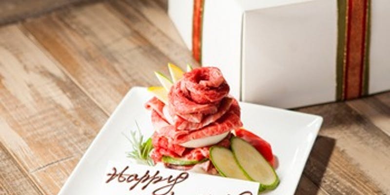 【Lunch Anniversary Course】大切な方へ肉ケーキでお祝い！普段言えない想いをメッセージに添えて！