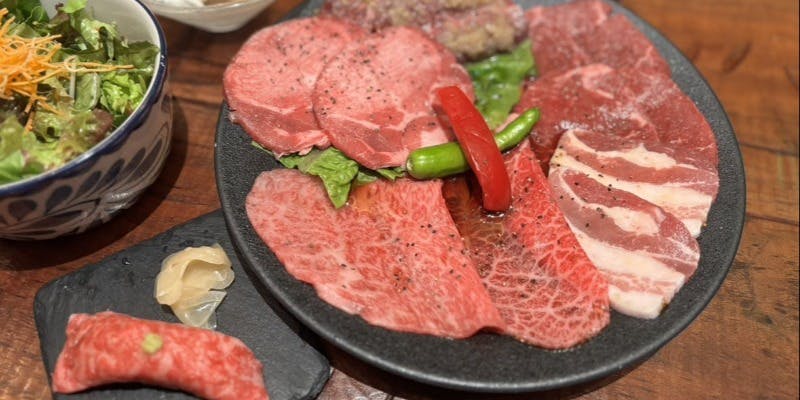 【渋谷カジュアルランチセット】和牛の握り寿司をはじめ、牛タン、黒毛和牛の赤身肉など6種の盛合せを堪能