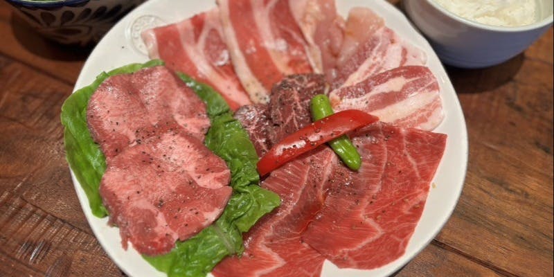 【ボリューム焼肉ランチ】お肉の総量はなんと300g！牛タン、サガリ、バラカルビなど6種のお肉を堪能