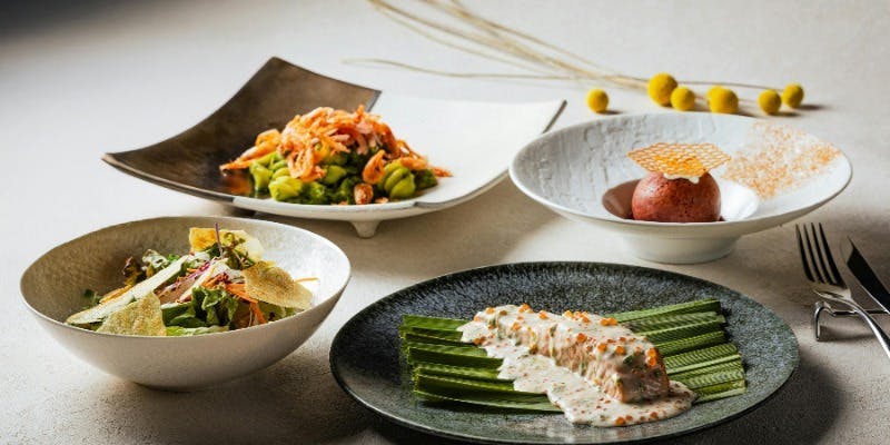 【18F】Sky Lunch ～季節のサラダ、選べるメイン2品、デザートの全4皿～＋1ドリンク付き（12/26～1/4限定）