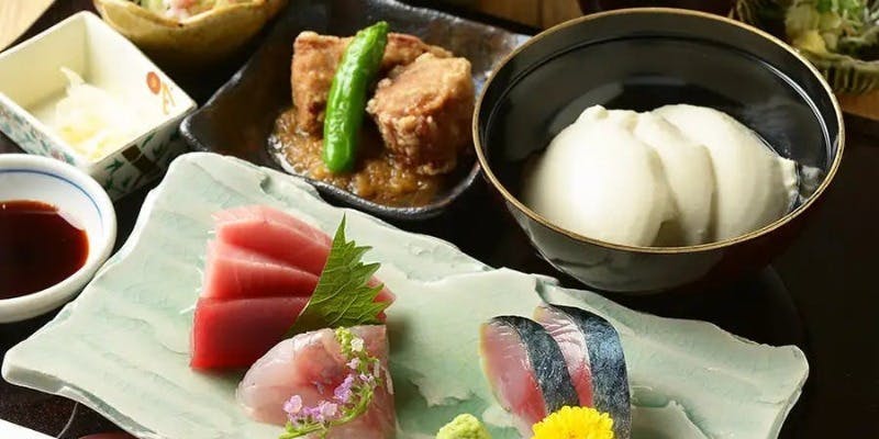 【しびかま御膳】南鮪のお造り、自家製とうふや湯葉、鮪の揚げ物など全10品