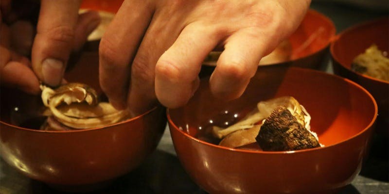 【華月】人気の肉亭ゆっけや近江牛の炭火焼きと土釜飯