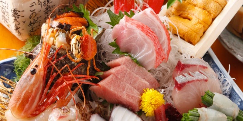 海老や鯛などの刺身盛り合わせ