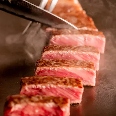 最高級ランクの牛肉と厳選食材が彩る豪華なコース