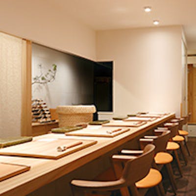 温かさと木の香りを感じる落ち着いた店内