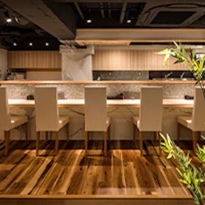 白木のカウンター 接待にも使えるテーブル席 ハイクラスな空間