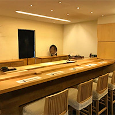 白木と白壁で構成された清潔感溢れる空間