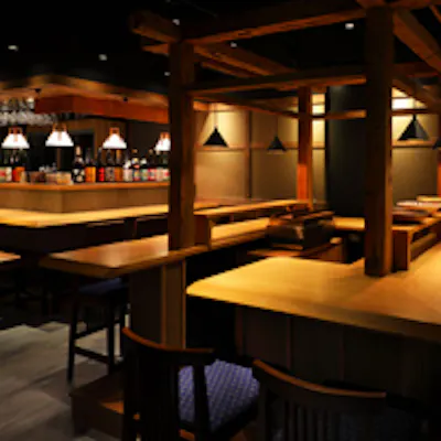 屋台のようなカウンター席や落ち着いた照明に格子やすだれで仕切られたお席
