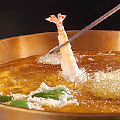 素材を活かし出来立ての天婦羅を予約制のカウンターで味わえます