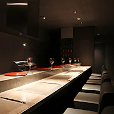 甲府のネオン街の「f」の扉をさがして下さい 開けた時から別世界がはじまります