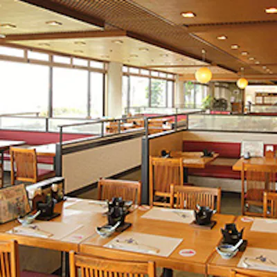 全席から海をご覧いただけます。波の音とともに本格日本料理をご堪能ください