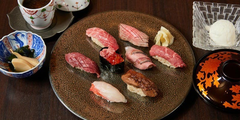 ＜平日ランチ限定＞【カウンター席】ワンドリンク付き！牛肉寿司おまかせ8貫＋逸品料理＋ワンドリンク付き