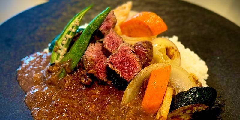 【数量限定！】神戸牛すじカレーと国産牛フィレステーキ添え＋サラダ付き（平日限定）