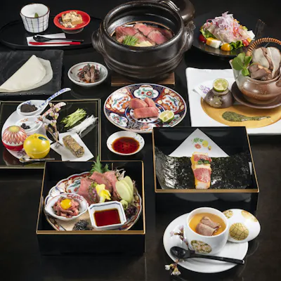 熟練の料理長が作り出す四季折々の季節素材と肉を生かした肉割烹コース