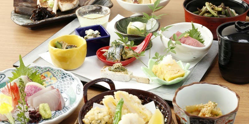 【飲み放題付きプラン】名物「彩り八寸八種盛り」含む全8品の季節の会席＋日本酒10種含む（2時間）