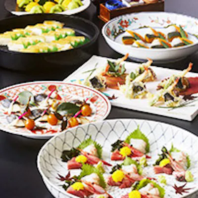 華やかな雰囲気の西洋料理の他、中国料理・日本料理などバラエティ豊かな料理の数々