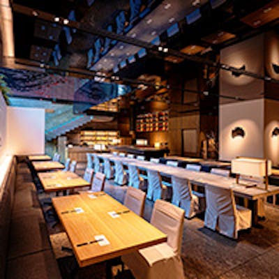 日本独特の文化や世界観を取り入れた内装やアートワークで作られた独特の空間