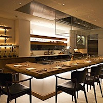 ライブ感あふれる人気のカウンター席