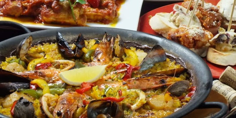 【2h飲み放題付き】バッカス人気の豪華海鮮パエリア、アヒージョ、肉料理を満喫！スペインコース