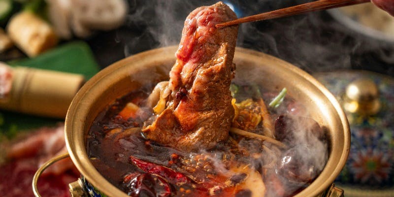 スープ1種または2種を選べる【虎萬元の火鍋】肉5種、魚介、野菜など旨みたっぷり＋1種（半個室選択可）