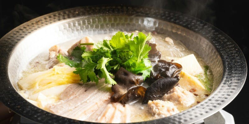 【虎萬元の発酵白菜鍋】数種の豚肉、発酵白菜など、旨み凝縮の自慢の鍋（半個室選択可）