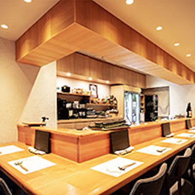 白木の温もり溢れる店内