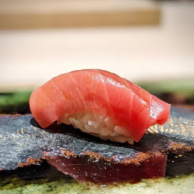 厳選された旬の魚を最大限に引き出す鮨
