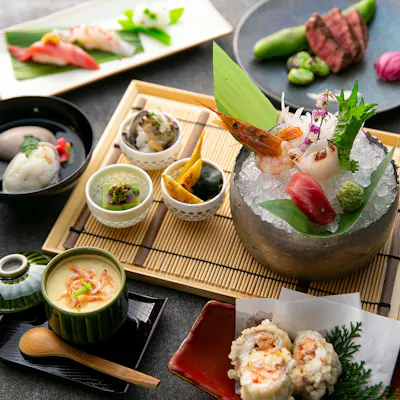 個別に盛られたコース料理