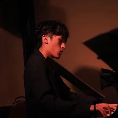 生演奏とともに、贅沢なひとときを
