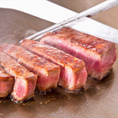 旬の魚介と上質なお肉を目の前で調理