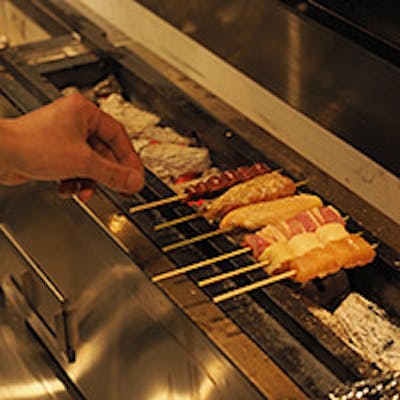 備長炭で豪快に焼き上げるこだわりの焼き鳥