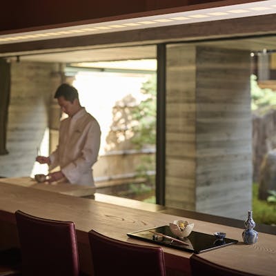 庭園をのぞむカウンター席、1卓だけのテーブル席