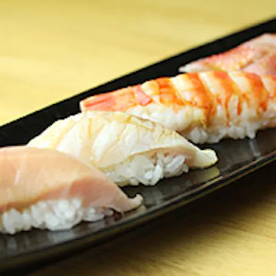 朝獲れ天然の鮮魚を使用した絶品握りをお酒とともに